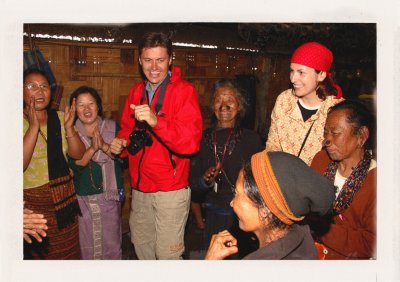 BUBO - 2006 - história - Cez indického veľvyslanca v Bratislave, s ktorým sa Ľubo skamarátil, sa podarilo vybaviť povolenia a víza. Teraz si to na svadbe kmeňa Apatani užíva.