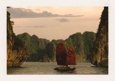 BUBO - 2001 - história - Plavíme sa zátokou Halong Bay. Dnes aj tu máme lepší program, ktorý nedokáže nikto, a v cene zájazdu bielu jachtu a obed s morskými plodmi a bielym vínkom.