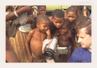 BUBO - 2000 - história - Zisťujeme, že svet nie je taký nebezpečný ako nám hovoria. Komunistický režim v nás zasial xenofóbiu, obohnal našu krajinu ostnatým drôtom. My sme prví, čo s piesňami Karola Kryla na perách rúcame staré dogmy.