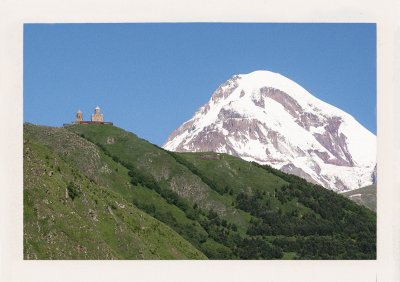 BUBO - 2007 - história - Vyše 5 tisíc metrov vysoký Kazbek. Stúpame ku kostolíku, je nedeľa a zažívame prenádhernú omšu.