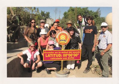 BUBO - 2009 - história - Aj tento rok (prvý raz sme  na rovníku stáli v 1996) stojíme na rovníku. Každopádne Ekvádor nazvaný podľa rovníka je zaujímavý nielen kvôli Galapágam. Zájazdy sem realizujeme aj dnes.