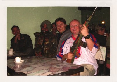 BUBO - 2001 - história - V Kašmíre je silný separatistický odboj, no my poznáme dobre separatistov, ale aj predstaviteľov indickej armády. Sme pod ich ochranou. Naše cesty do nebezpečných oblastí sú založené na nadštandardných kontaktoch.