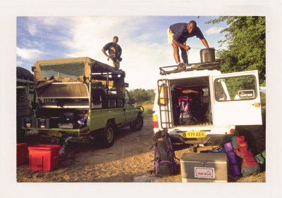 BUBO - 2000 - história - Prejsť krížom Kalahari je náročné aj dnes. Vodu aj benzín berieme vždy na týždeň so sebou.