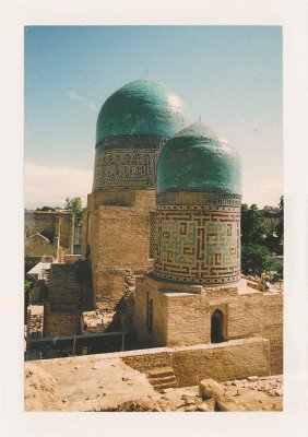 BUBO - 2005 - história - Pamiatky Uzbekistanu sú ako z iného sveta. Bedekre strašia nebezpečnosťou regiónu, skorumpovanou políciou. No my sa aj vďaka znalostiam ruštiny dostávame ďalej a ďalej.