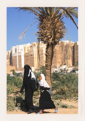 BUBO - 2007 - história - Mama s dcérou pred Šibámom v Hadhramaute. Manhattan púšte, 11 poschodové hlinené "mrakodrapy" staré až 800 rokov. Niečo úchvatné.