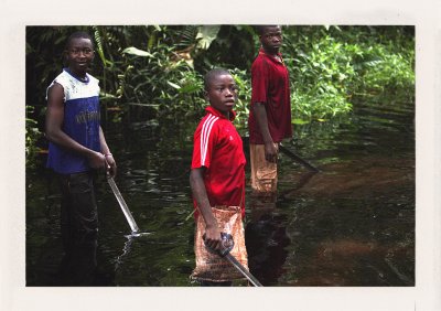 BUBO - 2009 - história - Hľadáme kmene v Kongu. Nachádzame ľudí 3 týždne cesty po vode bez akejkoľvek pozemnej prístupovej cesty (išli by ste peši 3 mesiace). No každý má tričko Manchester United či Chealsea.