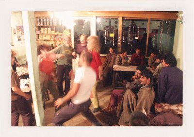 BUBO - 2003 - história - BUBO diskotéka v III. svete. Domáci moslimovia stoja obďaleč a Rišo z Košíc to roztáča naplno. Mnohí čo neboli na diskotéke roky do toho idú, BUBO zájazdy sú o zážitkoch a o neuveriteľnom náboji.