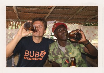 BUBO - 2009 - história - Hranice Kamerun – Stredoafrická republika prechádzame hneď ako prví, ráno. Vtedy ešte nie sú colníci opití a tak sa prejsť dá. No aj tak si vypýtajú pivo.