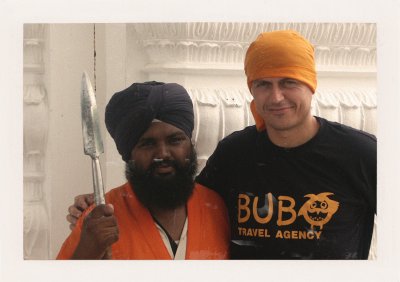 BUBO - 1996 - história - V sikhskom chráme. Poznáme detaily tohto náboženstva, jeme s tisíckami pútnikov ako v stredoveku, ba dokonca varíme pre pútníkov. Interakcia je veľmi silná.