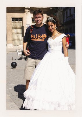 BUBO - 2002 - história - Ľuboš Fellner a quinceanera v centre Havany. Ľuboš osobne strihal ostnatý drôt zo železnej opony, bol aktívny v študentskej revolúcii a dodnes slávi 17. november. Nenechal sa zatlačiť do toho, aby zrušil zájazdy na Kubu. Sloboda!