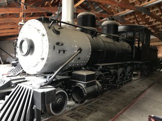 Historická lokomotíva v budove pri Dawson City Museum