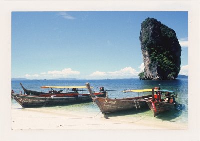 BUBO - 2005 - história - Naše prenajaté domorodé lodičky na najkrajších plážach Thajska.  Chodíme sem doteraz a aj dnes nám rybičky jedia banán priamo z ruky.