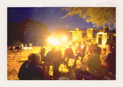 BUBO - 2000 - história - Spíme v stanoch, okolo nás stovky kilometrov žiadni iní turisti. Šakali nám slúžia namiesto umývačky riadu - vylížu naše taniere do rána dočista. Niekedy nemôžeme vyjsť zo stanov, lebo tam ležia levy. Africké dobrodružstvo ako má byť!