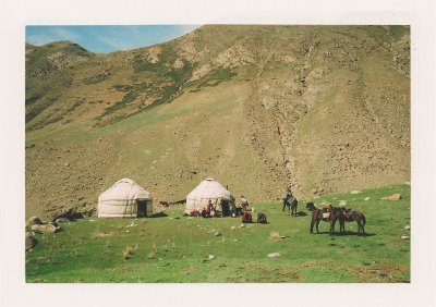BUBO - 2005 - história - Kirgizsko je po Mongolsku hneď druhou krajinou vo využívaní jurt. Sme na pasienkoch džailó v nádherných horách a svet je krásny.
