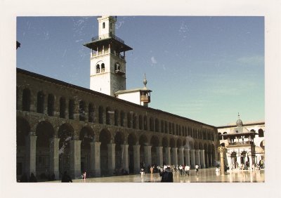 BUBO - 1995 - história - Ježišov minaret v Ummajovskej mešite v centre Damašku. Pozorujeme šítskych pútnikov, ktorí prichádzajú k hlave Jána Krstiteľa, ktorá sa v tejto nádhernej mešite taktiež nachádza. Zisťujeme, že islam a kresťanstvo nie sú až v takej kontradikcii.