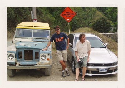 BUBO - 2005 - história - Bořek a Ľubo v Blue Mountains. Takýto starý Defender mal aj Bob Marley.