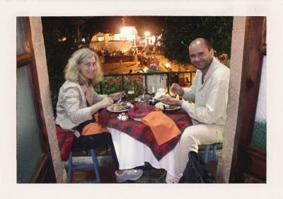 BUBO - 2003 - história - Paľo Lazar so sympatickou manželkou v reštaurácii v Mexiku. Málokto si vtedy trúfol do Belize či Hondurasu. Museli ste byť dušou cestovateľ.