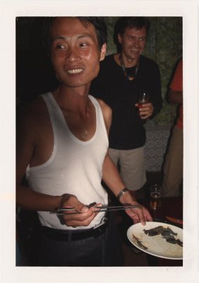 BUBO - 2005 - história - Vypili sme hadiu pálenku - celú fľašu a zjedli toho hada aj zvnútra. Potom sme ušli z hotela a tajná polícia nás chytila. Domáci sprievodca má strašný prúser.