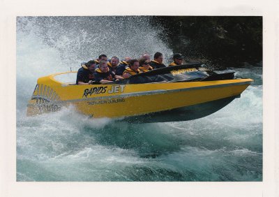 BUBO - 2011 - história - BUBO skupina počas jet boatingu na severnom ostrove Nového Zélandu.