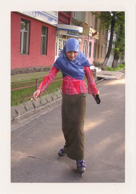 BUBO - 2005 - história - Moslimka na korčuliach. Toto môžete zažiť iba v postsocialistických krajinách. Foto: Ľ: Fellner, Biškek.