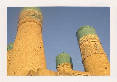 BUBO - 2005 - história - Hodvábna cesta s BUBO sa oplatí. Zájazdy vedú už tradične historici. Toto je jedna z najkrajších mešít sveta (Char minar) - má 4 exotické minarety.