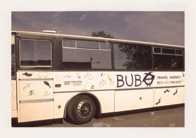 BUBO - 1993 - história - BUBO bad bus. Nábehová ventilácia znamená, že klimatizácia nefungovala a keď sme sa rozbehli otvorili sme okná a na juhu v Španielsku aj predné dvere. Tie nám v Seville španielske auto odtrhlo.