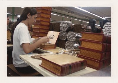 BUBO - 2003 - história - Rosa del Copan. Navštevujeme fabriku na ručne šúľané cigary. Vyrábajú tu cigary aj pre Zino Davidoffa. Dôležité pre nás je to, že sme tu jediní. Cigary sú vášňou športovca Ľuba Fellnera od jeho 18tich rokov.