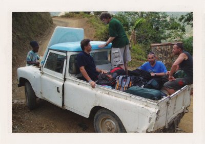 BUBO - 2005 - história - Land Rover Defender je tu klasikou. V okolí rastie jedna z najlepších káv sveta a my sedíme na korbe auta s vetrom vo vlasoch a spievame Positive Vibration a Jamming!