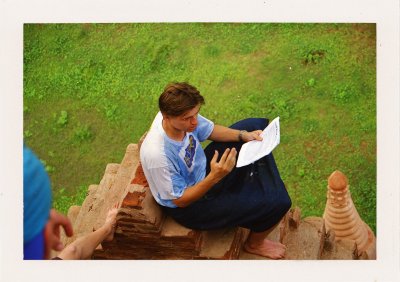 BUBO - 1998 - história - Ľuboš v londži (myanmarský sarong) a insitnom BUBO tričku, číta barmské rozprávky na pagode v Bagane. Bagan následne dlho považuje za najkrajšiu pamiatku, akú kedy v živote videl. Je to aj tým, že v roku 1997, aj v roku 1998, sme v Bagane absolútne samy.