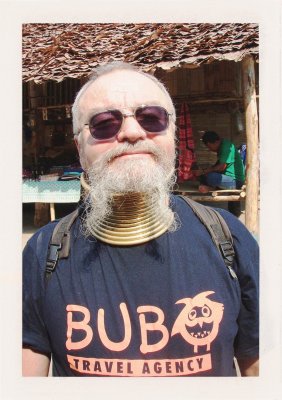 BUBO - 2009 - história - BUBO klient Martin v kmeni “dlhokrkých žien”  Kayan, ktoré sú podskupinou Červených Kaaenov, si vykúšal, aké je to nosiť na krku mosadzné obruče. Ťažké.