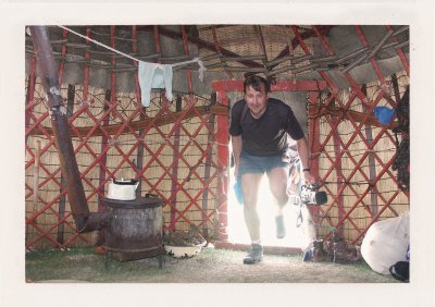 BUBO - 2005 - história - Zdeno vchádza do našej jurty. Teraz takýto spánok nájdete na BUBO zájazde v Mongolsku.