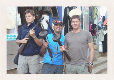 BUBO - 2007 - história - Chalani so starými samopalmi v Jemene. Prvá cena obchodníka bola 100 USD a nechce pochopiť, že my nemôžeme zbrane doniesť domov len tak. Tu má zbraň každý.