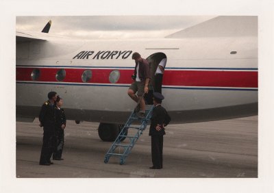 BUBO - 2005 - história - Ľuboš vystupuje z exotického letu s Air Koryo, považované spoločne s aerolinkami DR Kongo za najhoršie na svete.