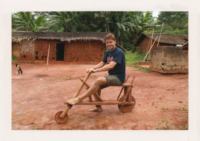 BUBO - 2009 - história - Ľuboš si v odľahlých oblastiach kupuje svoje prvé "čikudu". Táto drevená kolobežka, ktorú nájdete v rovníkovej Afrike všade, stála do 5 euro. Stále ju má u kamaráta odloženú v Duala, v najväčšom meste Kamerunu..
