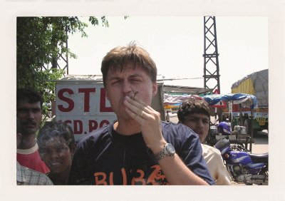 BUBO - 2001 - história - Ľuboš v centre Dilí na jednej zo svojich vyše 40 ciest. Je nefajčiar a toto je značne unikátny záber. No India dá niekedy zabrať ...