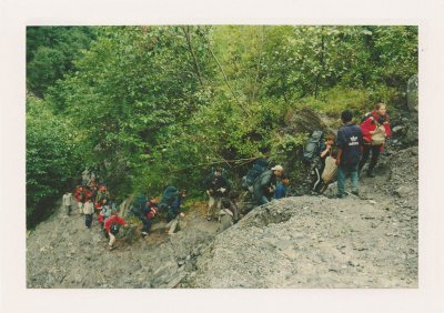 BUBO - 2001 - história - Zavalené sedlá a my počas cesty z Tibetu do Káthmandu 13x meníme dopravný prostriedok.
