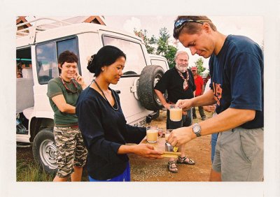 BUBO - 2006 - história - Ponúkli nás Assamským čajom. Je silnejší než káva a nebyť mlieka, zatočí sa nám hlava. V pozadí za Ľubom, manželia a skvelí cestovatelia Peter a Táňa.