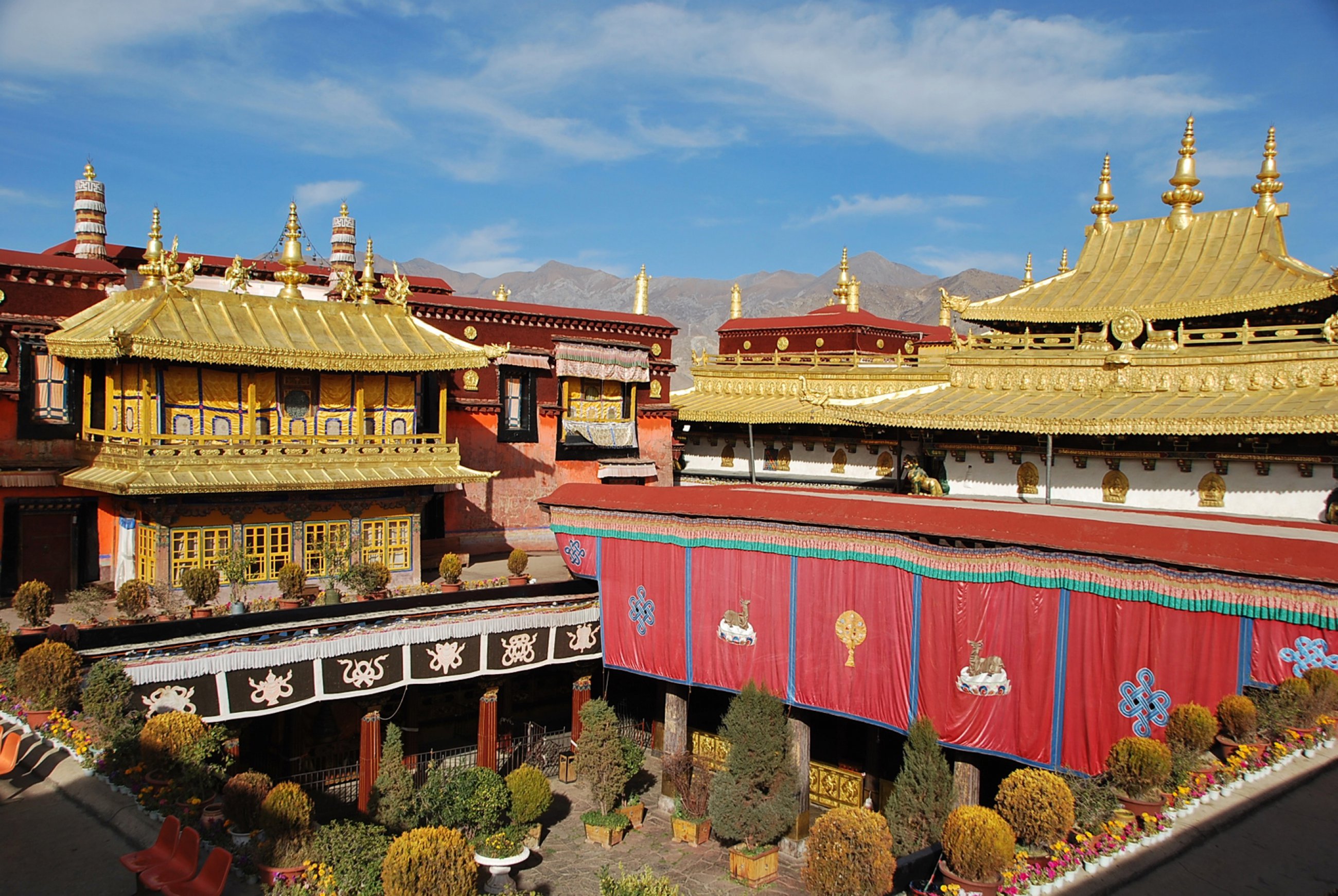 https://bubo.sk/uploads/galleries/16256/tibet-lhasa-ctni-11-2014-mirka-sulka-128-.jpg