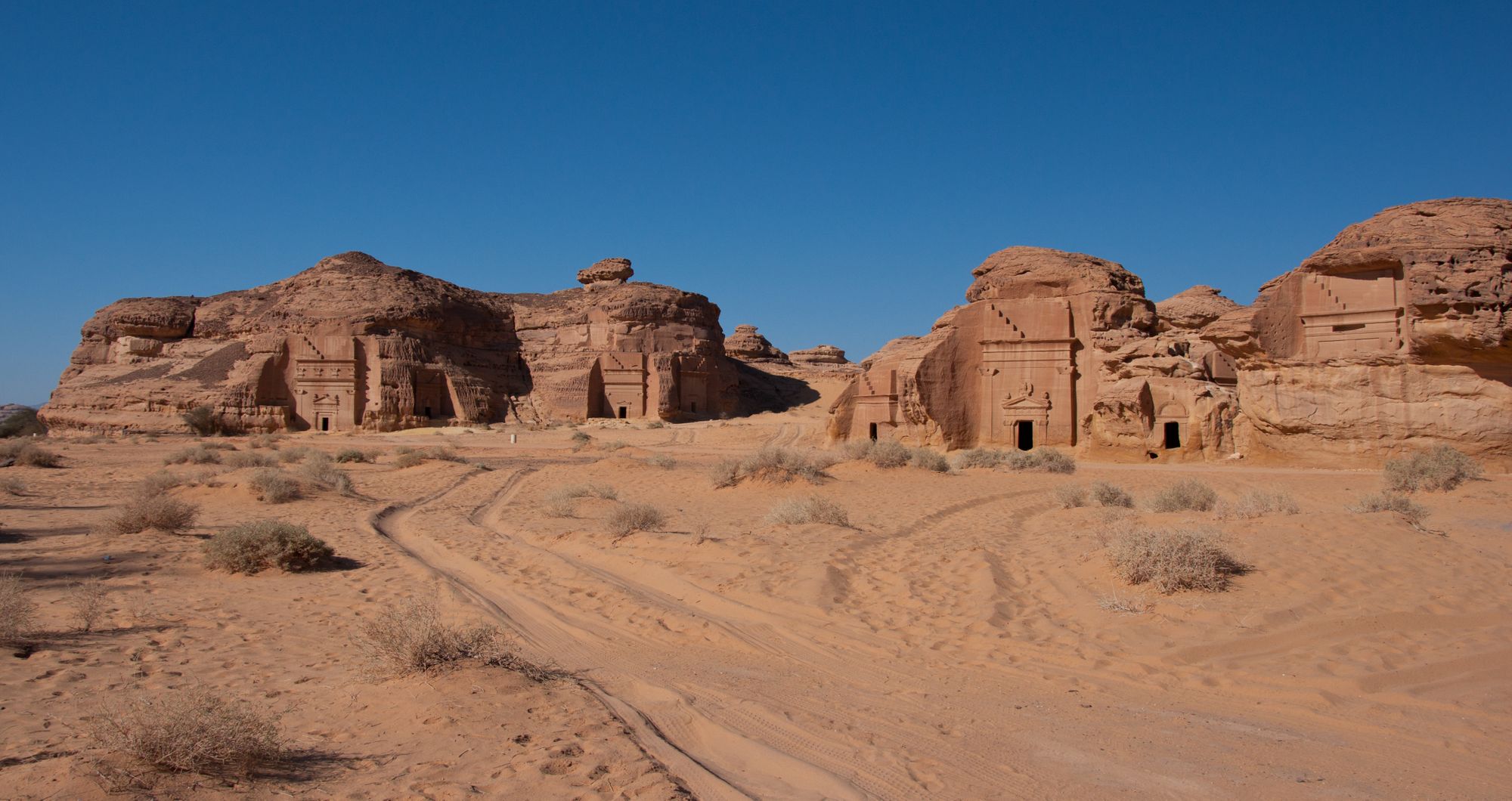 https://bubo.sk/uploads/galleries/20913/tombs-and-landscape-in-al-hijr-al-hijr-archaeological-site-madain-saleh-in-saudi-arabia.jpg