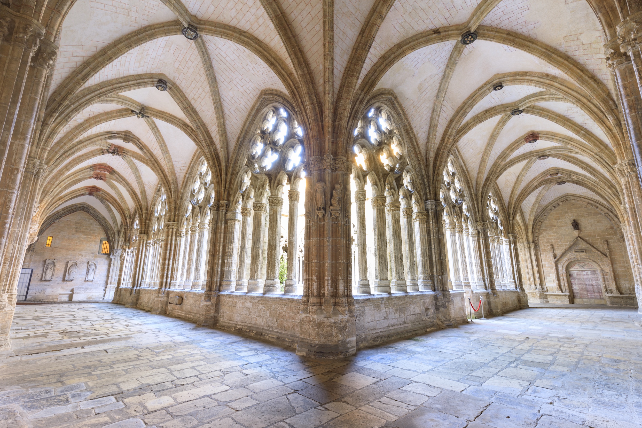 https://bubo.sk/uploads/galleries/21367/claustro-catedral-oviedo.jpg