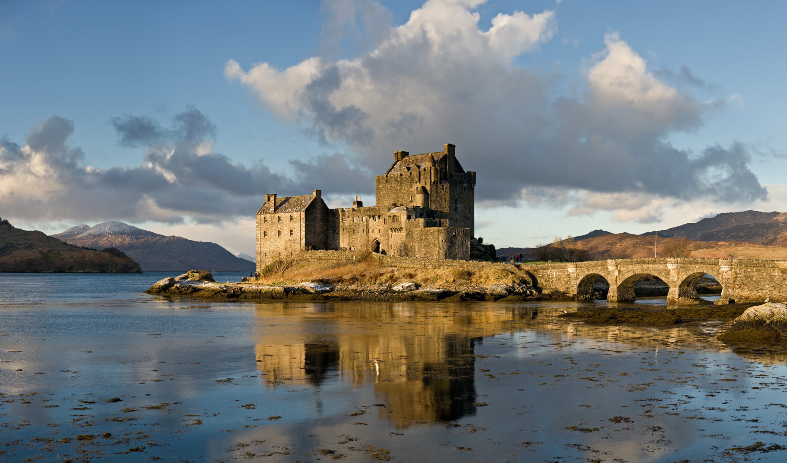 https://bubo.sk/uploads/galleries/21660/wikipedia-eilean-donan-castle-scotland-jan-2011.jpg