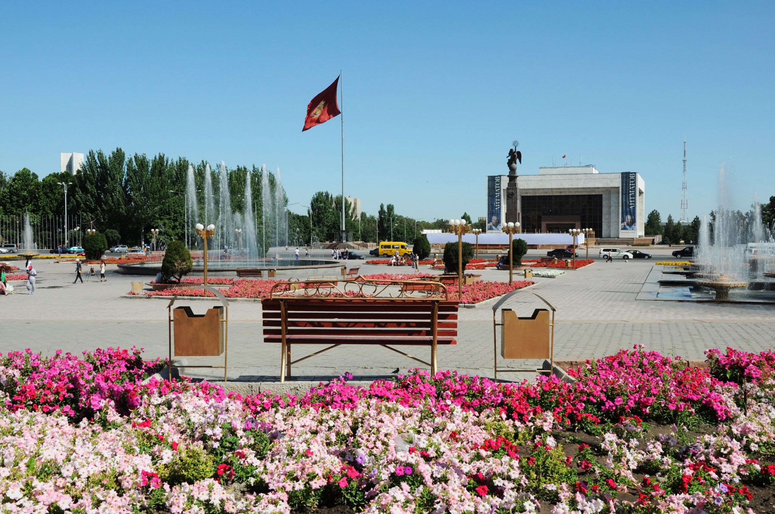 https://bubo.sk/uploads/galleries/7334/kirgizsko-central-square-in-bishkek.jpg