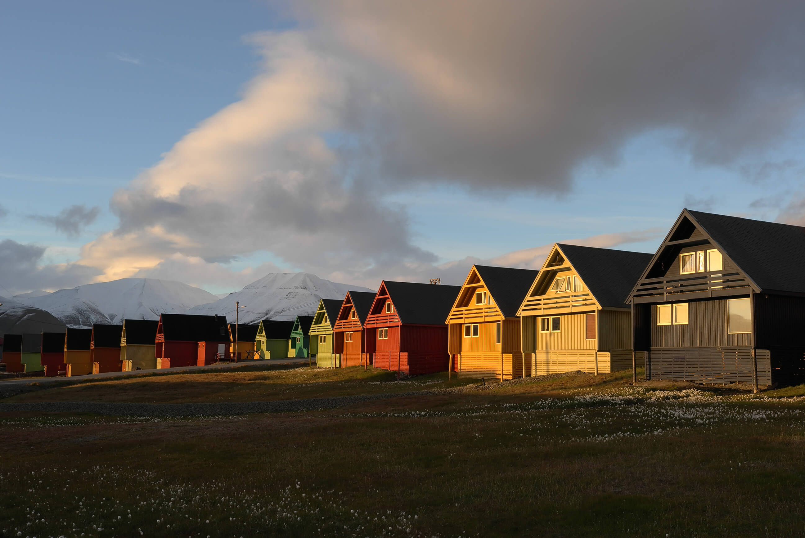 https://bubo.sk/uploads/galleries/7361/houses-longyearbyen-svalbard-hgr-70993--photo_photo_competition-11.jpg