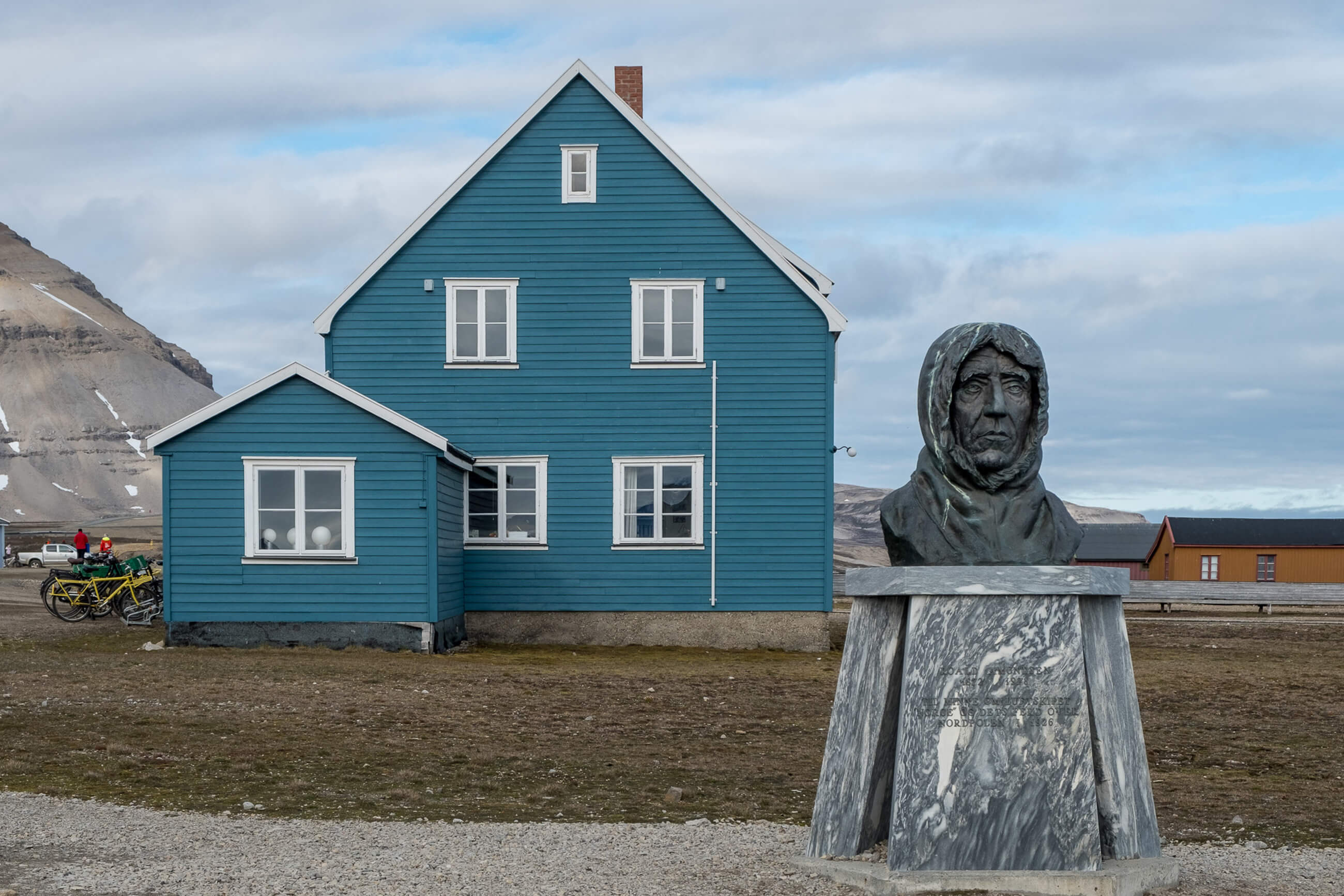 https://bubo.sk/uploads/galleries/7361/roald-amundsen-statue-ny-aalesund-svalbard-hgr-124211--photo_andrea_klaussner-23.jpg