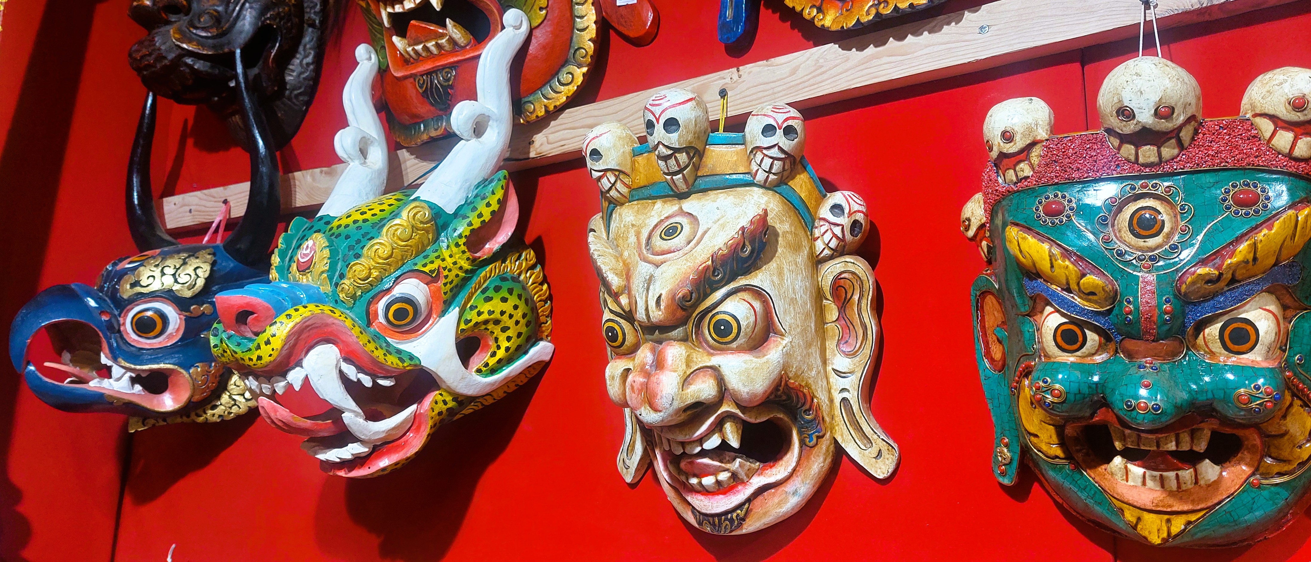 Drevené masky využívané na festivaloch